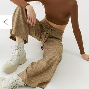 Urban Outfitters | printed cargo pants - xs